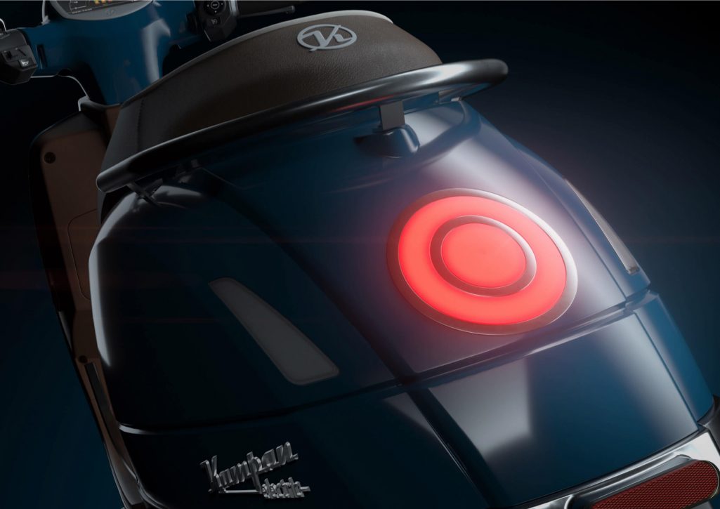 Heckansicht eines blauen Kumpan electric E-Roller mit LED Scheinwerfer 